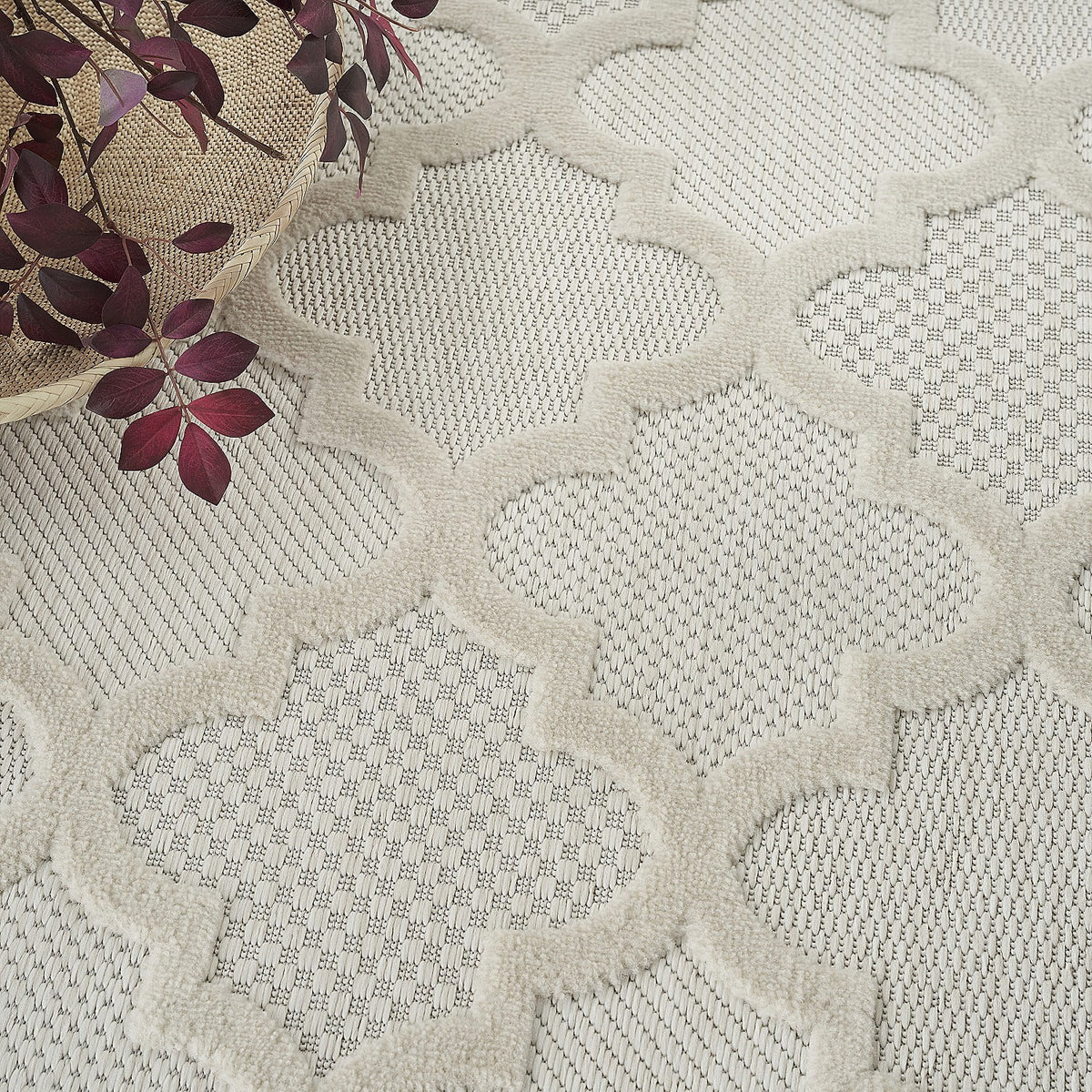 Ivory White 5' x 7' Area Rug K162253
